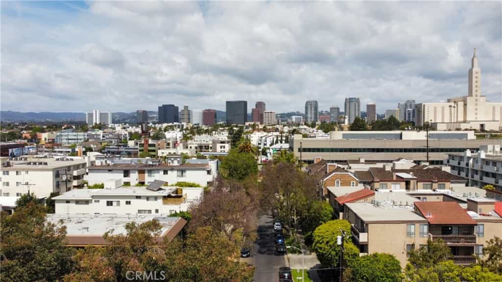 Condominium in Beverly Hills, California 11011335