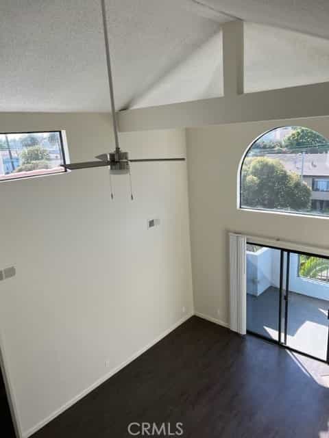 Condominium in Los Angeles, California 11011352
