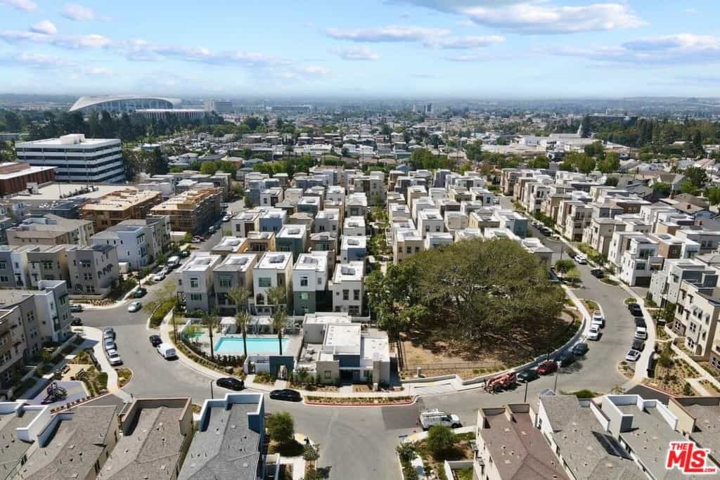 Condominium in Inglewood, California 11011516