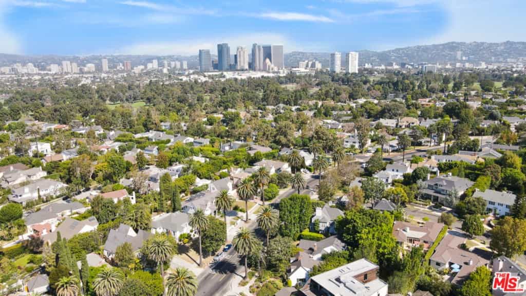 Condominium in Los Angeles, California 11011593