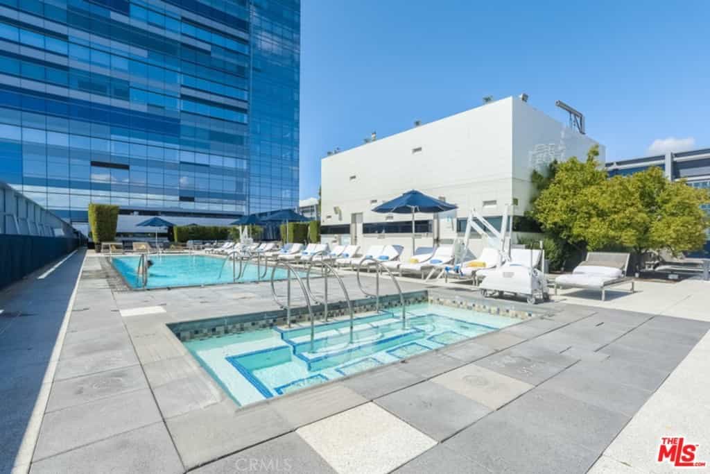 Condominium in Los Angeles, California 11011701