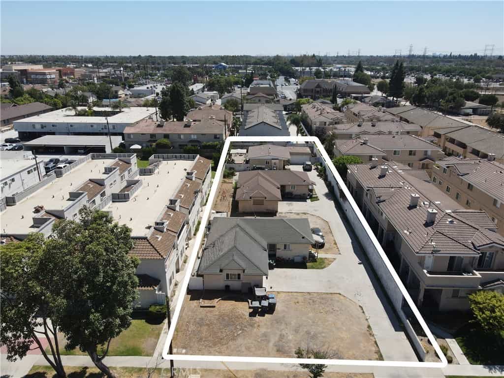 Condominium in Lakewood, California 11011704