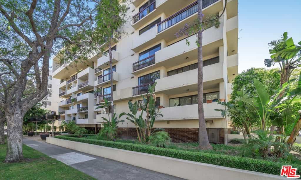 Condominium in Beverly Hills, California 11011776