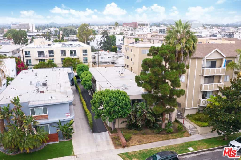 Condominium in Los Angeles, California 11011866