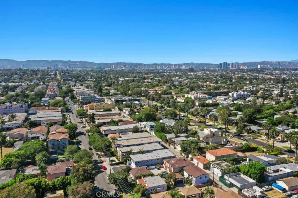 Condominium in Los Angeles, California 11011882
