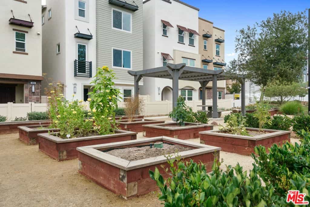 Condominium in Inglewood, California 11011901