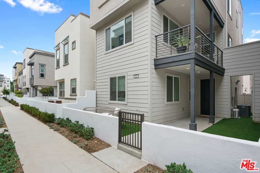 Condominium in Inglewood, California 11011901