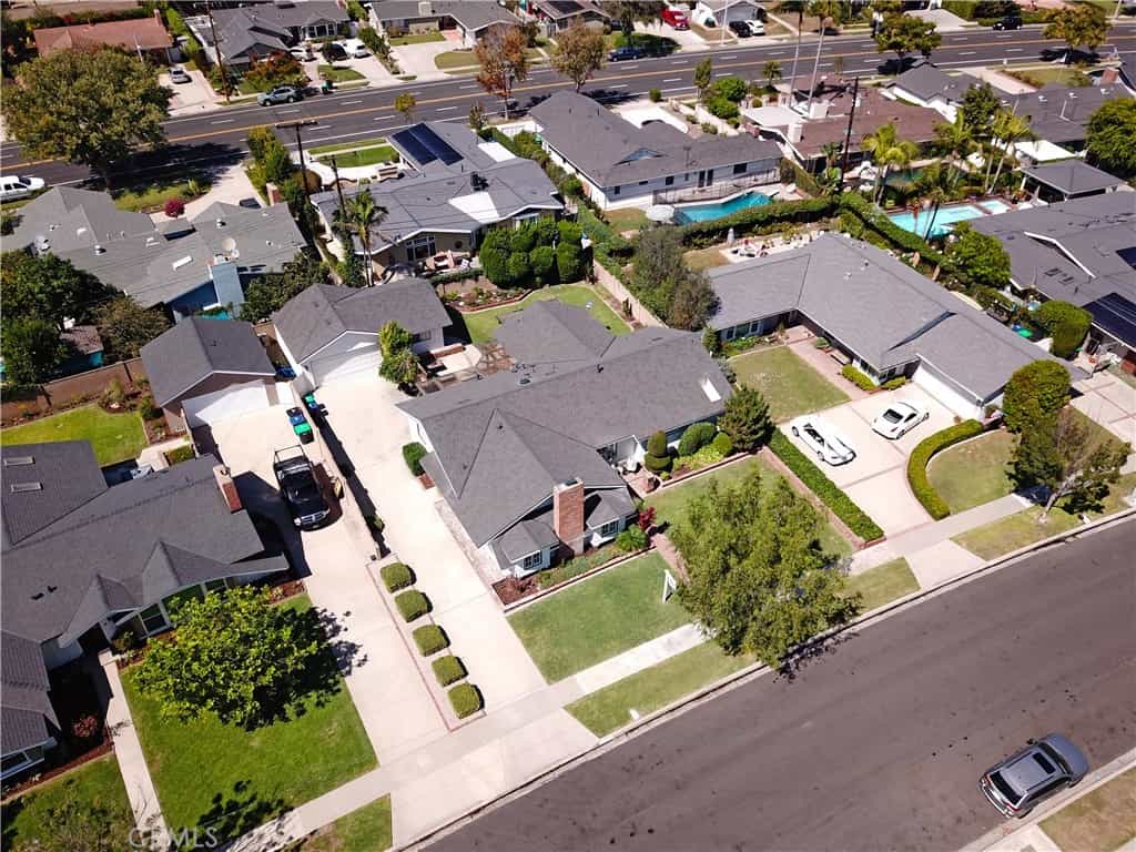 Condominium in Los Alamitos, California 11011913