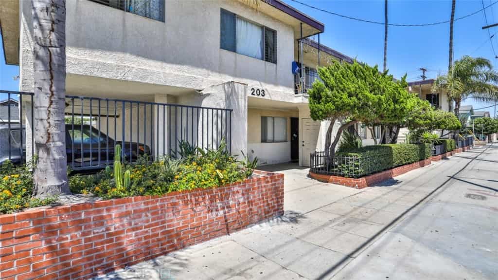Condominium in Los Angeles, California 11011988