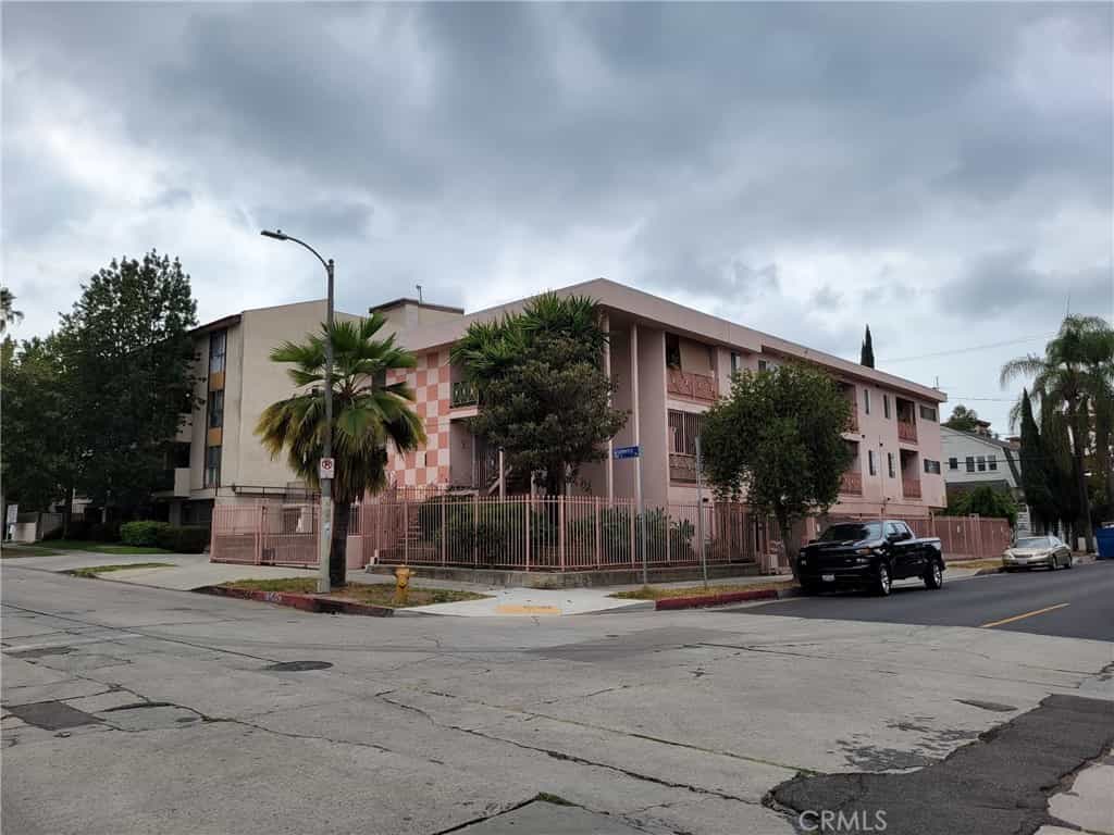 Condominium in Los Angeles, California 11011992