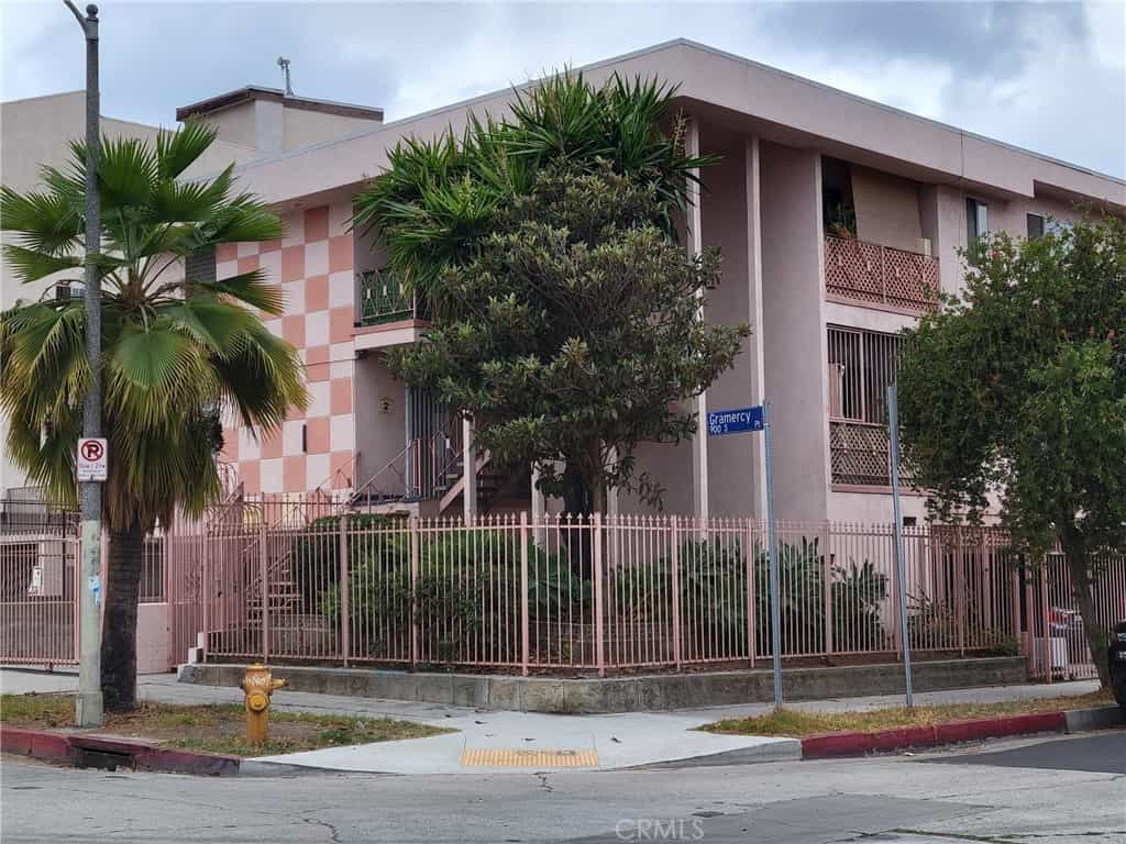 Condominium in Parklabrea, California 11011992