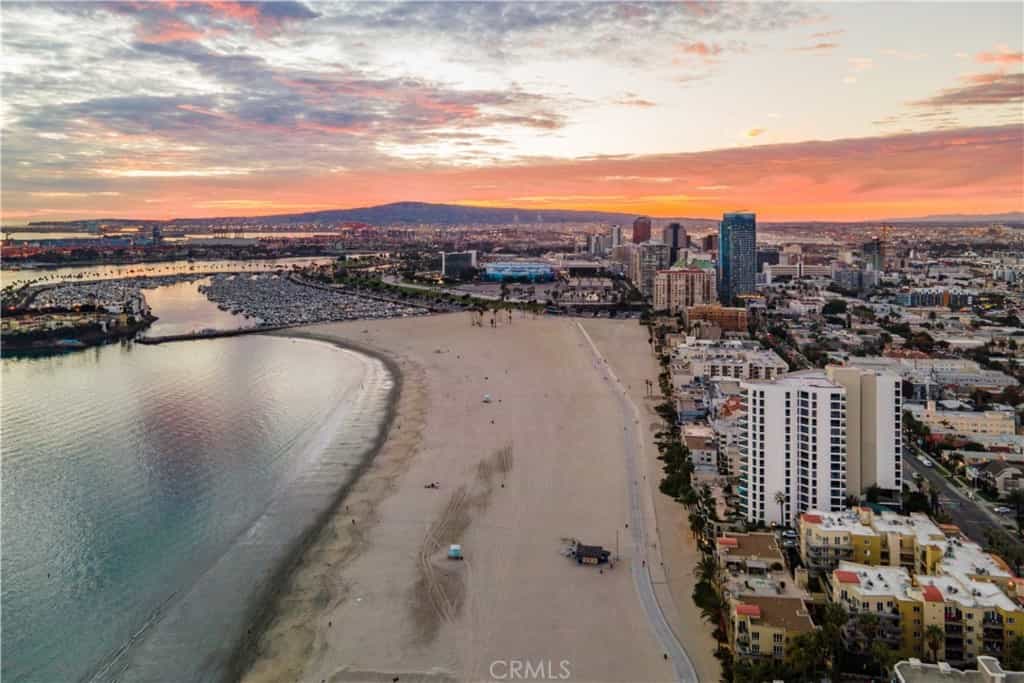Condominium in Long Beach, California 11012000