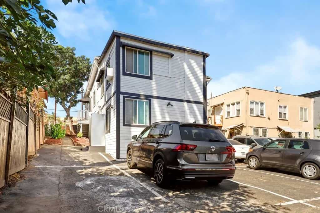 Condominium in Los Angeles, California 11012084
