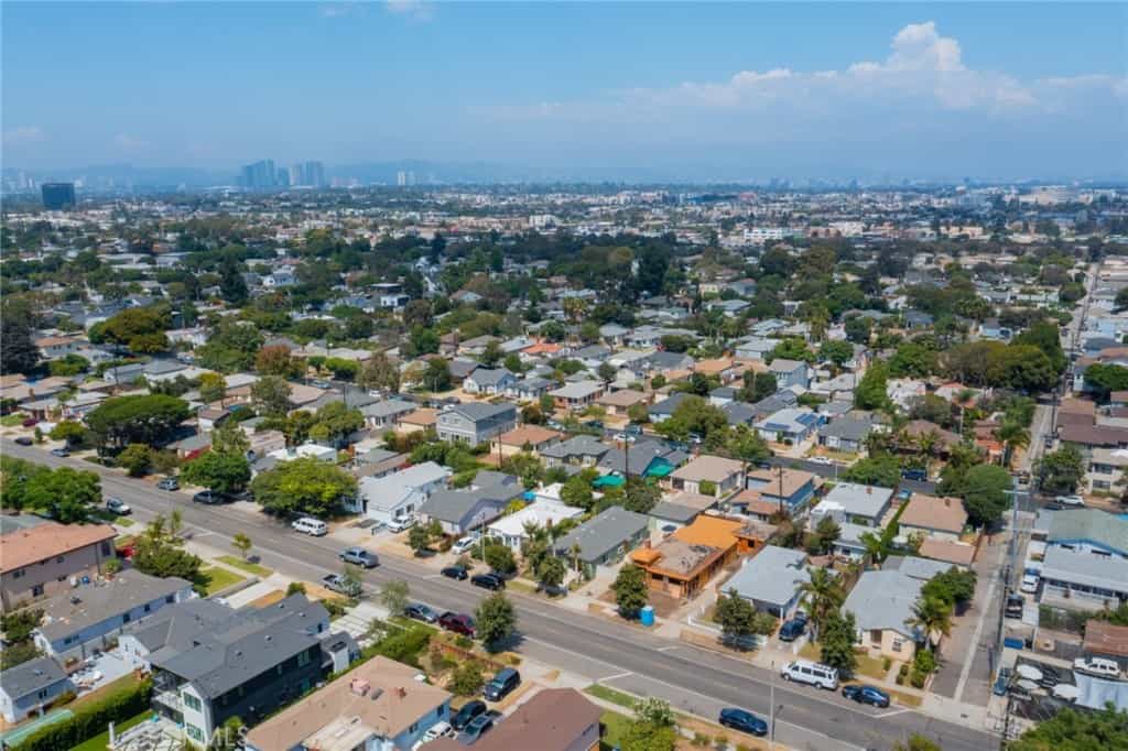 Condominium in Los Angeles, California 11012096