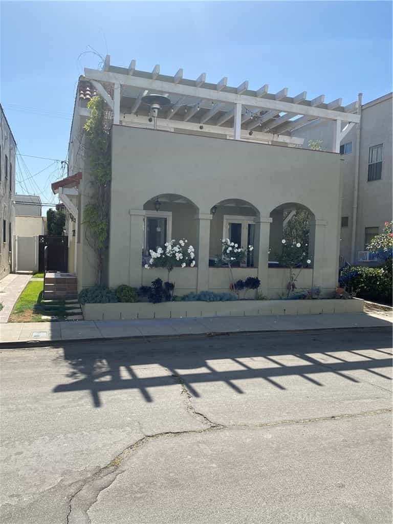 Condominium in Long Beach, California 11012124
