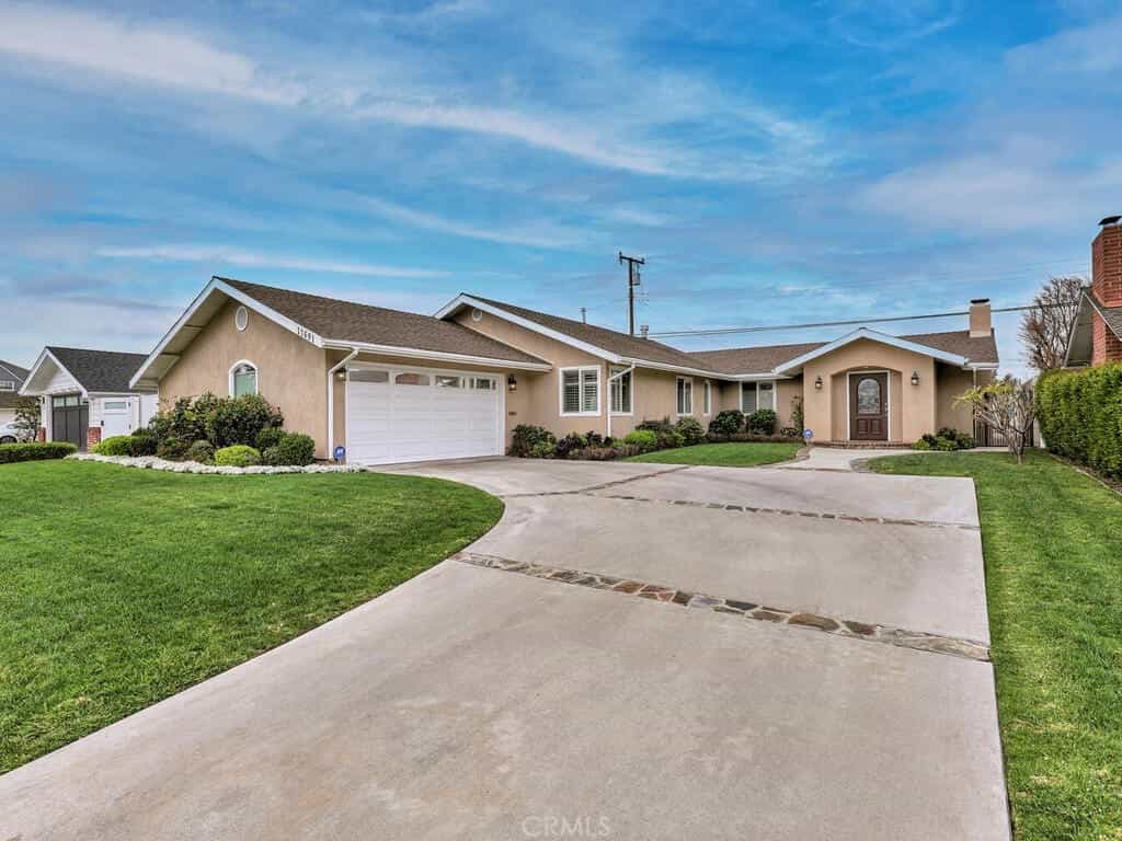 Condominium in Los Alamitos, California 11012129