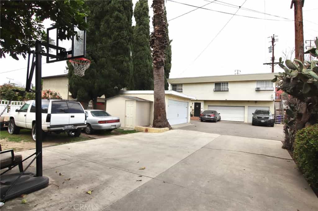 Condominium in South Gate, California 11012153