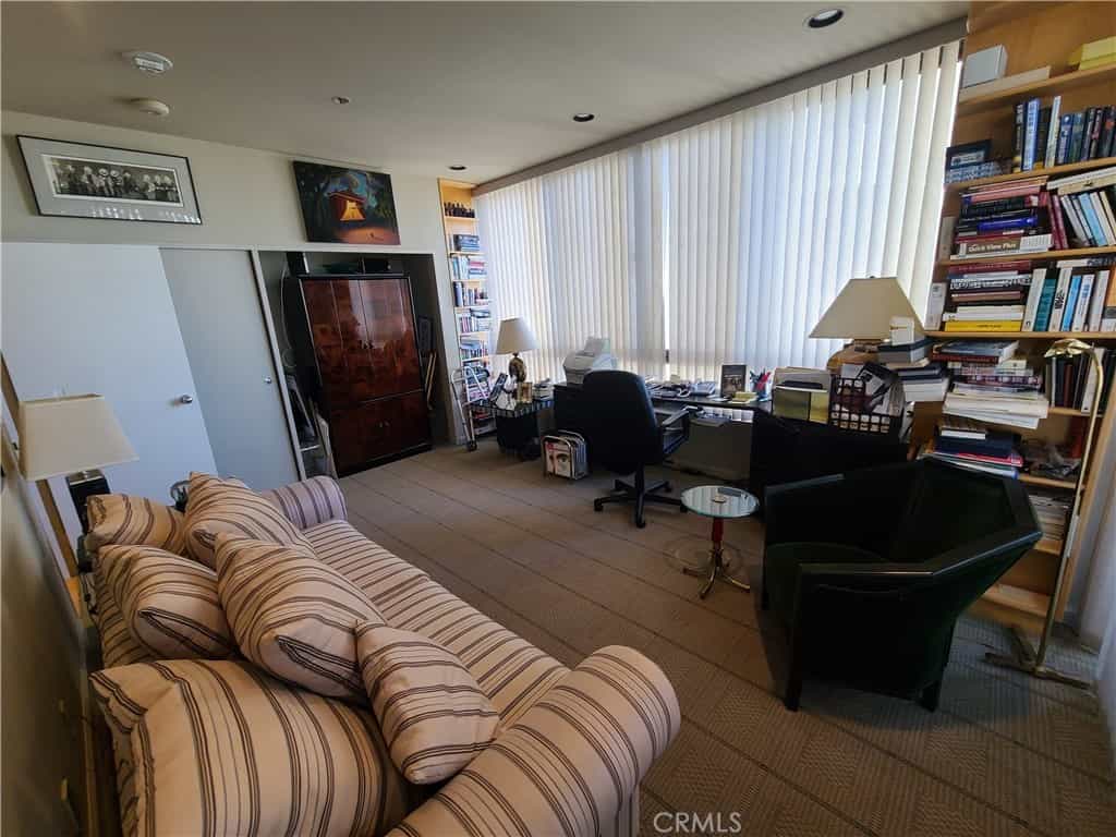 Condominium in Los Angeles, California 11012175