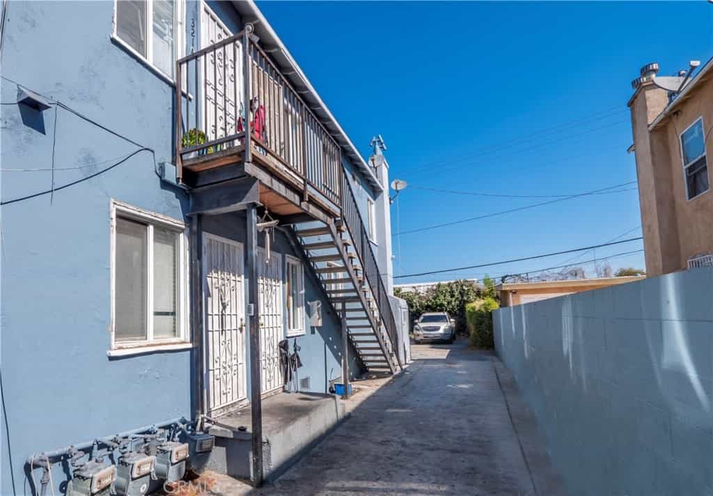 Condominium in Compton, California 11012202