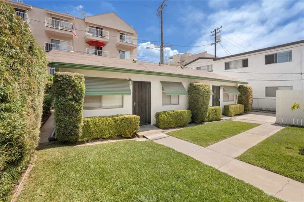 Condominium in Long Beach, California 11012229