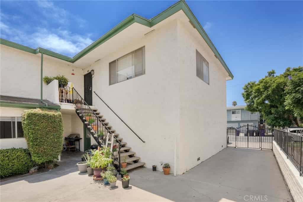 Condominium in Long Beach, California 11012229