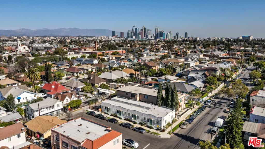 Condominium in Los Angeles, California 11012243