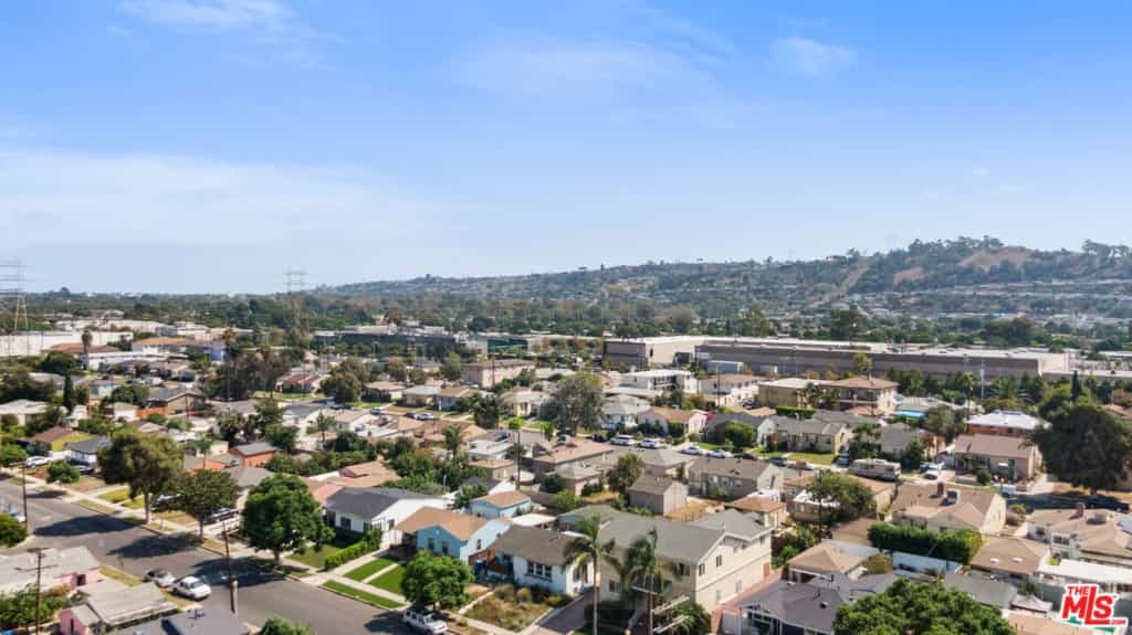 Condominium in Los Angeles, California 11012278