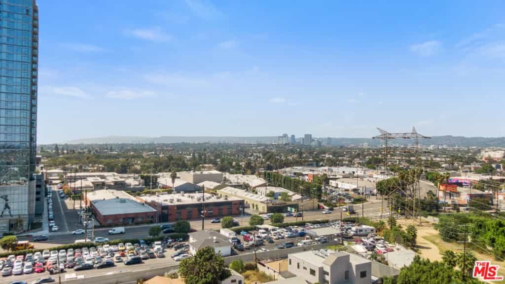 Condominium in Los Angeles, California 11012278