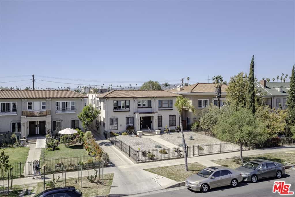 Condominium in Los Angeles, California 11012327