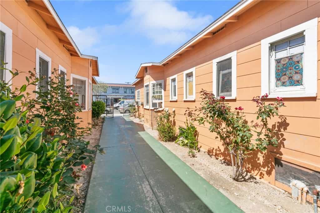 Condominium in Long Beach, California 11012422