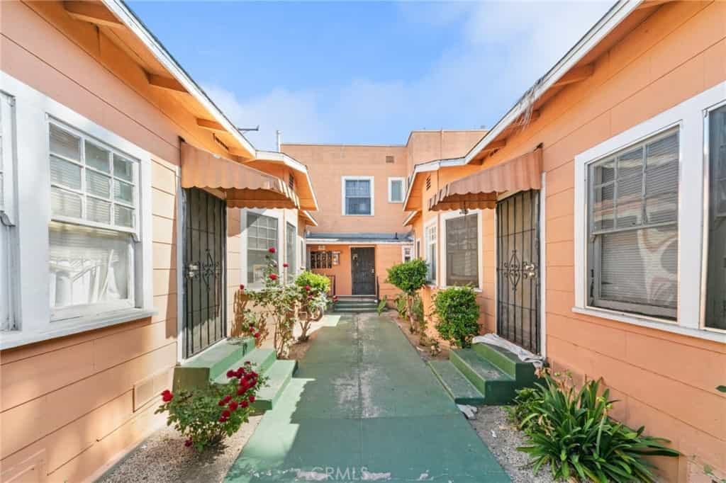 Condominium in Long Beach, California 11012422