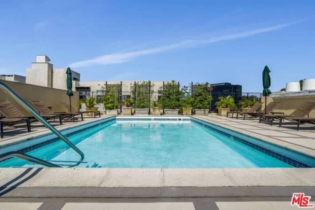 Condominium in Los Angeles, California 11012426