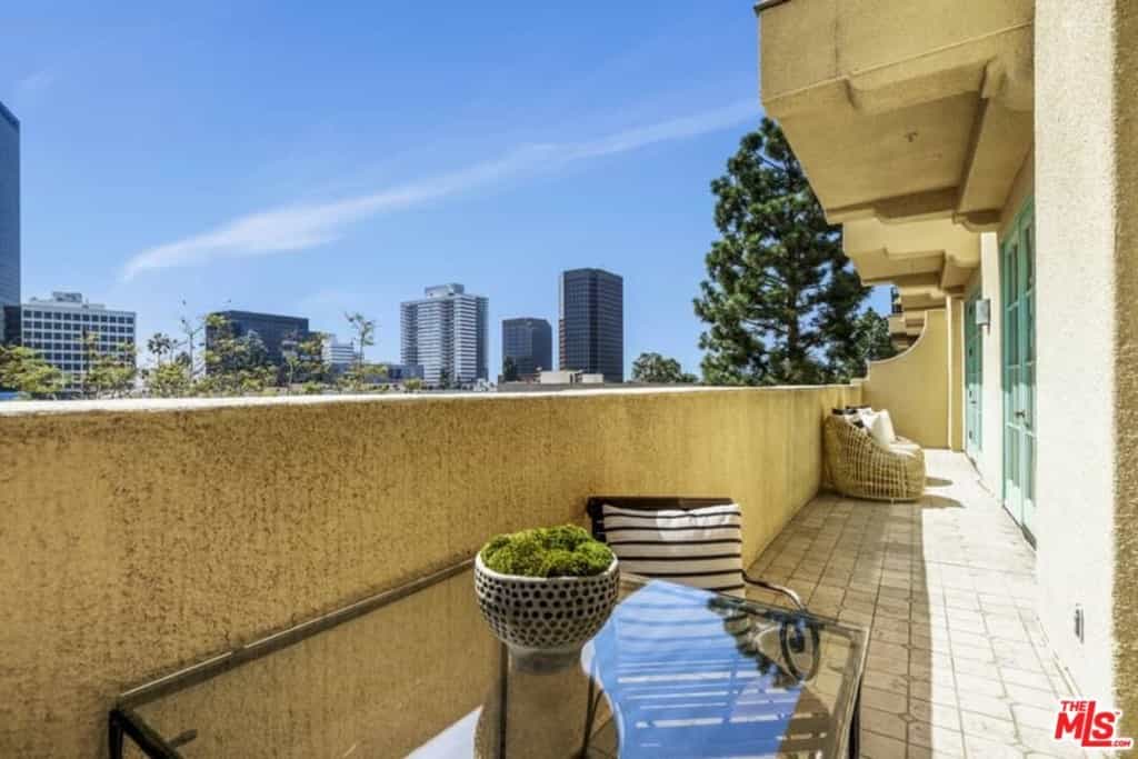 Condominium in Los Angeles, California 11012426