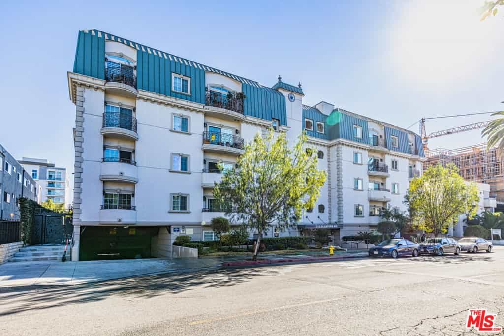Condominium in Los Angeles, California 11012533
