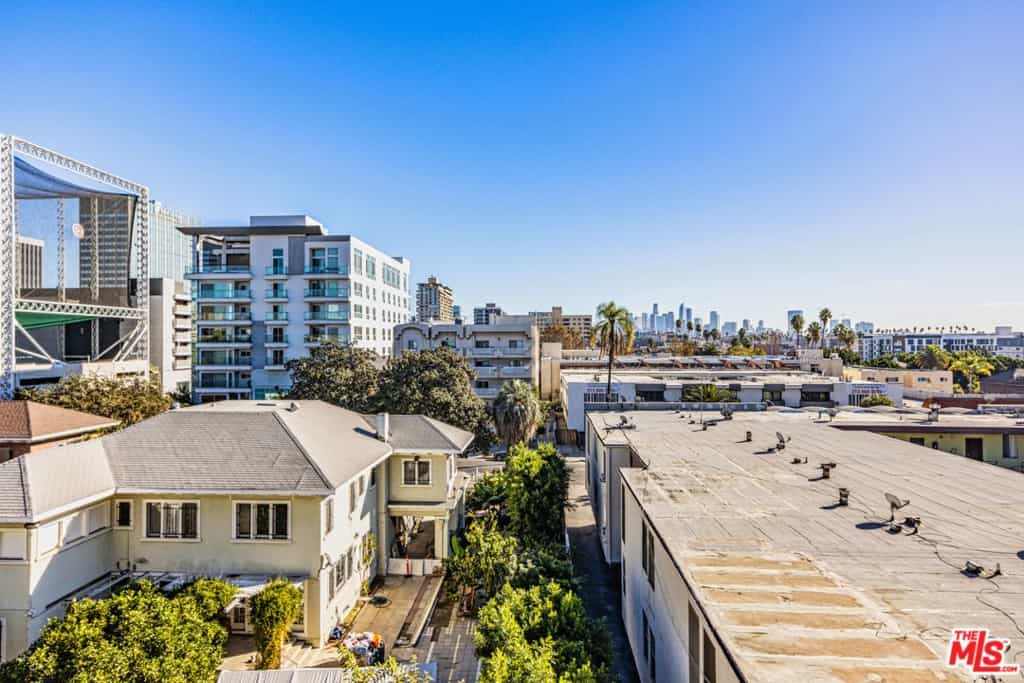 Condominium in Los Angeles, California 11012533