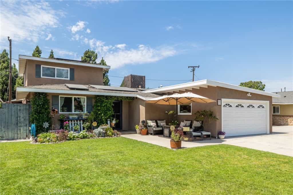 House in Lakewood, California 11012542