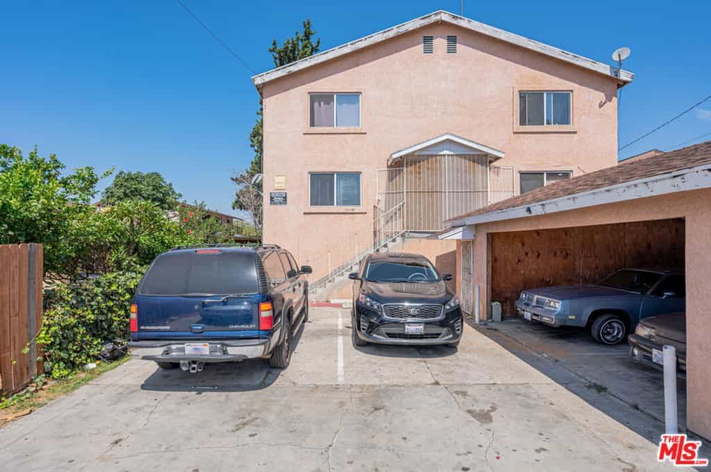 Condominium in Lynwood, California 11012553