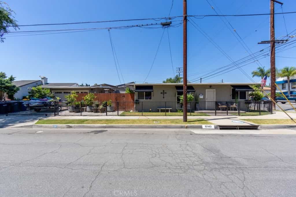 Condominium in Bellflower, California 11012592