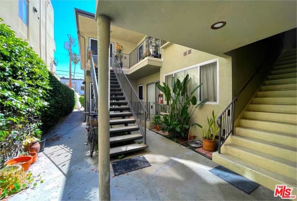 Condominium in Parklabrea, California 11012599