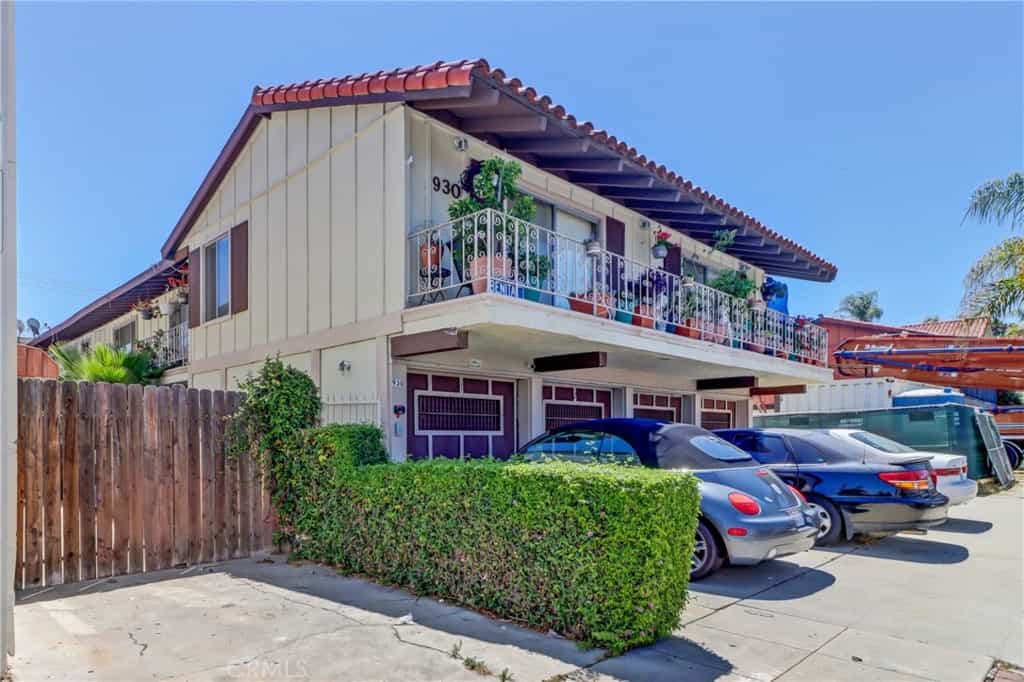 Condominium in Long Beach, California 11012611