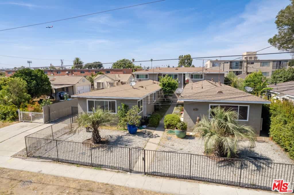 Condominium in Inglewood, California 11012657