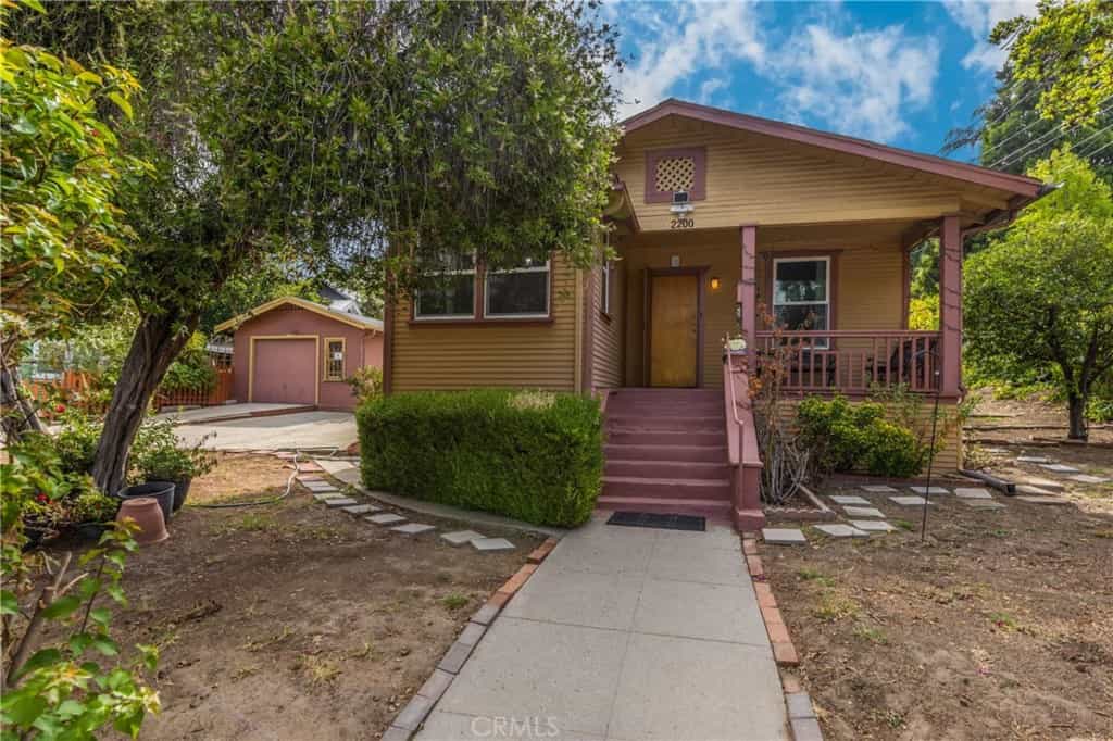 House in Dayton Avenue, California 11012669