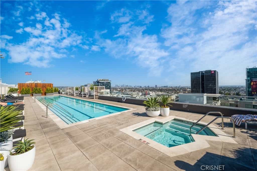 Condominium in Los Angeles, California 11012722