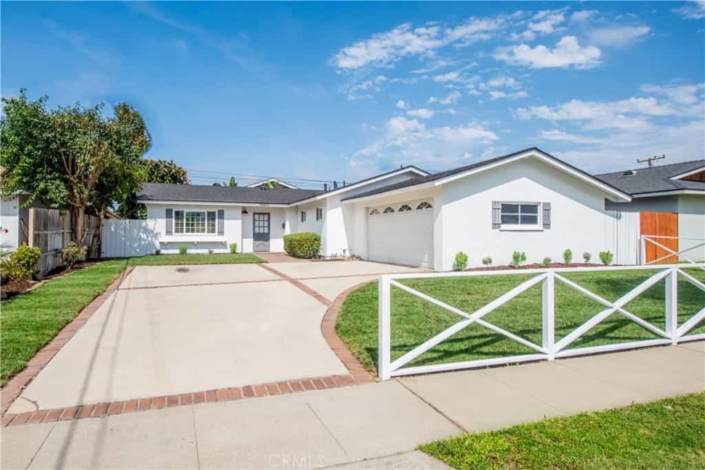 House in Huntington Beach, California 11012751