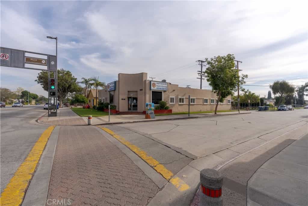 Condominium in South Gate, California 11012771