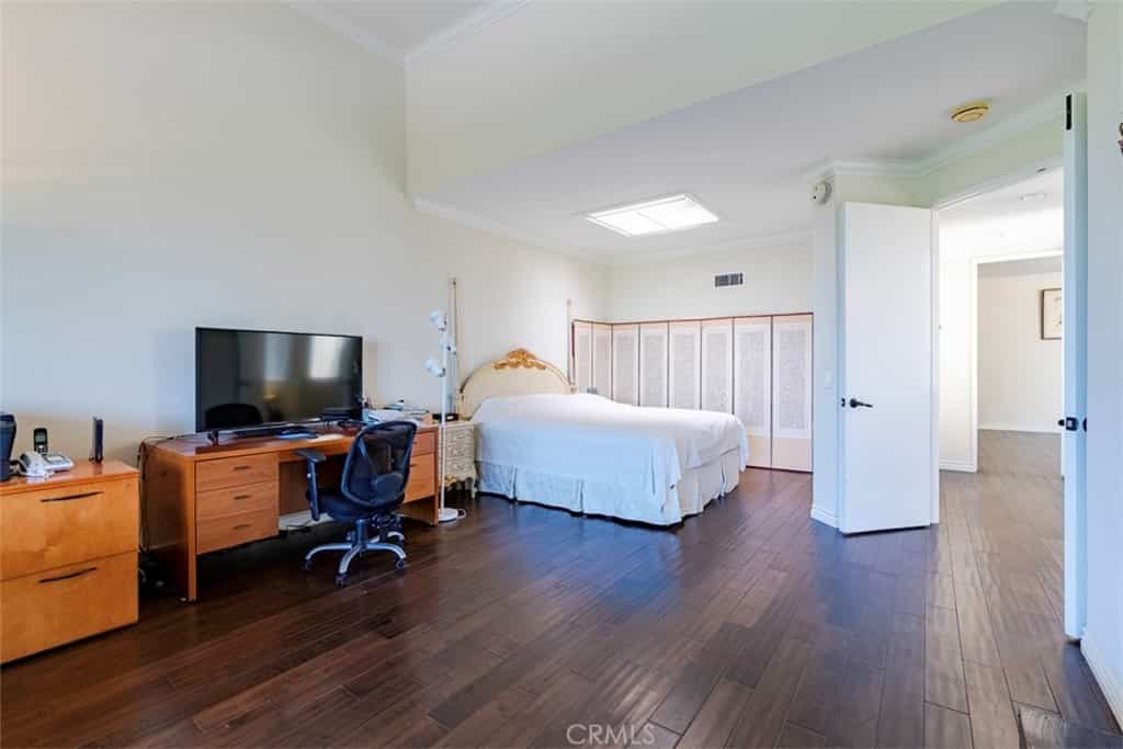 Condominium in Los Angeles, California 11012775
