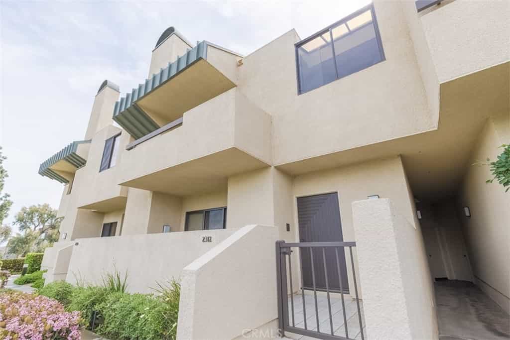 Condominium in Los Angeles, California 11012775