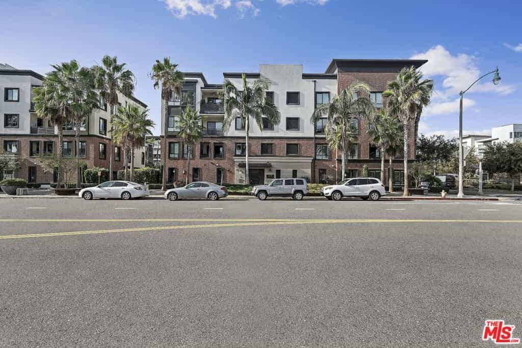 Condominium in Los Angeles, California 11012827