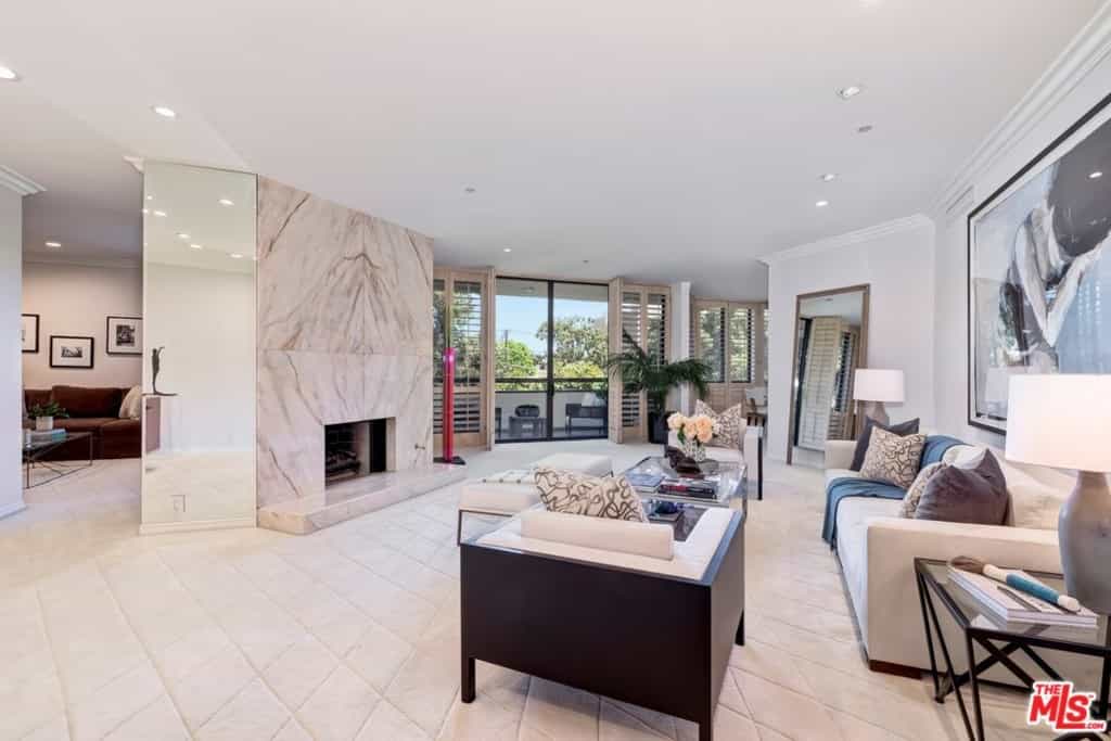 Condominium in Beverly Hills, California 11012951