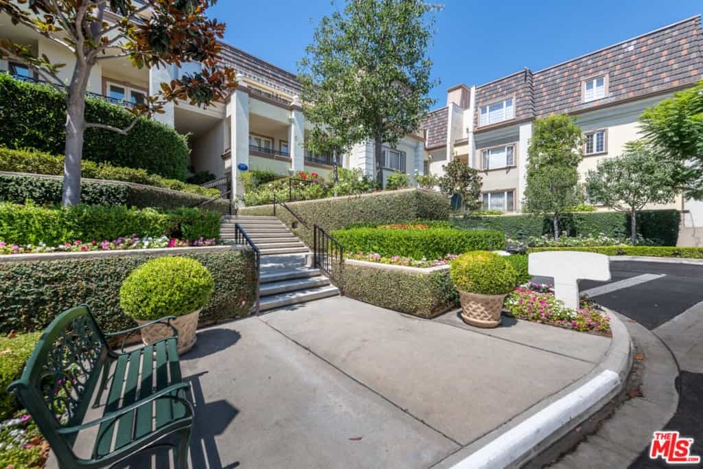 Condominium in Beverly Hills, California 11013115